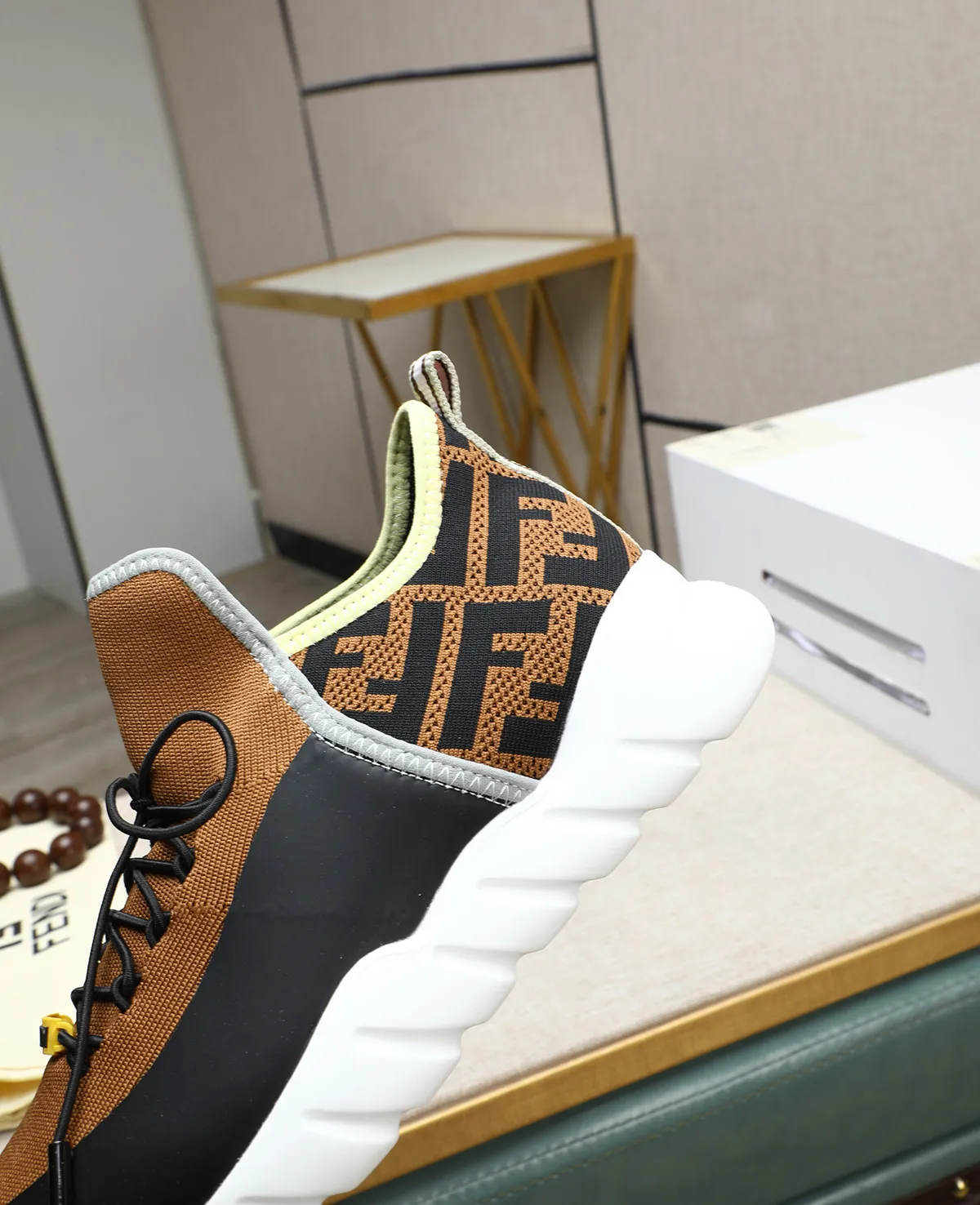 Men's Men's Shoes 💰700 Fendi Fendi's latest Tag series of men's casual mesh sports running shoes, originally purchased and developed, this Tag sports shoe is a one-leg sneaker, made of black high-tech mesh material with gray neoprene details. Oversized FENDI lettering on the side and translucent rubber details. Light and flexible rubber running shoe soles, beautifully packaged at the delivery counter, customized breathable lining, original molded foam rubber outsole, sole thickness: 3.5CM! Size: 39-44 (customized at 38.45.46)